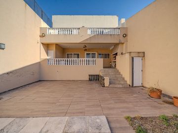 VENTA CASA 6 AMB FLORES PISCINA COCHERA PERMUTA
