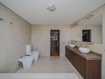 VENTA CASA 6 AMB FLORES PISCINA COCHERA PERMUTA