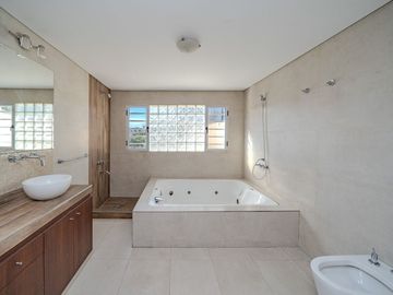 VENTA CASA 6 AMB FLORES PISCINA COCHERA PERMUTA