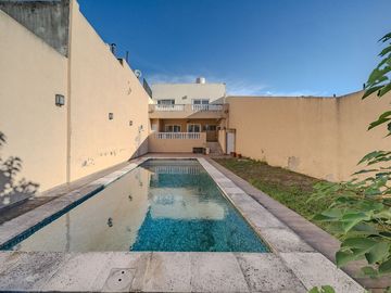 VENTA CASA 6 AMB FLORES PISCINA COCHERA PERMUTA