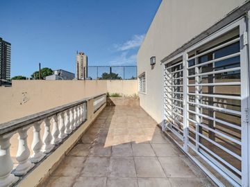 VENTA CASA 6 AMB FLORES PISCINA COCHERA PERMUTA