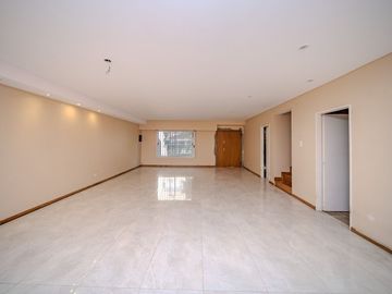 VENTA CASA 6 AMB FLORES PISCINA COCHERA PERMUTA