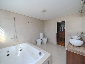 VENTA CASA 6 AMB FLORES PISCINA COCHERA PERMUTA