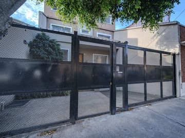 VENTA CASA 6 AMB FLORES PISCINA COCHERA PERMUTA