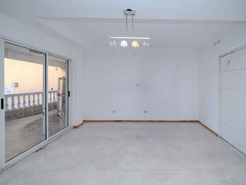 VENTA CASA 6 AMB FLORES PISCINA COCHERA PERMUTA
