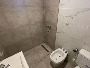 VENTA MONOAMBIENTE CASEROS CENTRO - CON RENTA