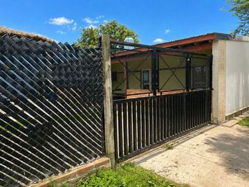 Dos casas quintas en Zocchi 2924 esq. Domínguez
