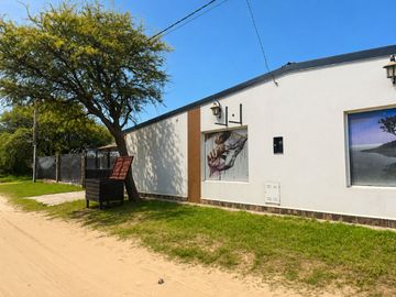 Dos casas quintas en Zocchi 2924 esq. Domínguez
