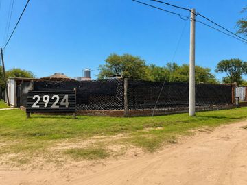 Dos casas quintas en Zocchi 2924 esq. Domínguez