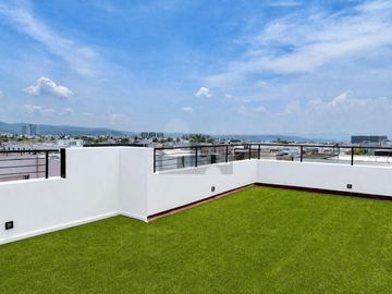 Casa con 4 recámaras, oficina, roof garden y cuarto de servicio, en privada en Cumbres del Lago