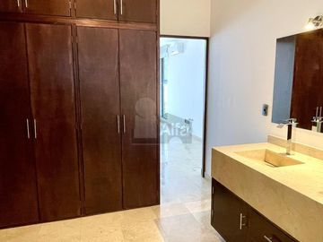 Casa con 4 recámaras, oficina, roof garden y cuarto de servicio, en privada en Cumbres del Lago