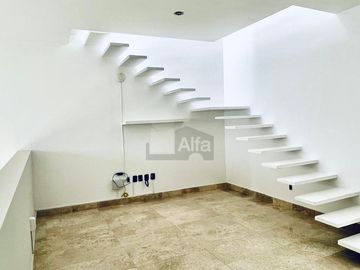 Casa con 4 recámaras, oficina, roof garden y cuarto de servicio, en privada en Cumbres del Lago