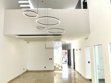Casa con 4 recámaras, oficina, roof garden y cuarto de servicio, en privada en Cumbres del Lago