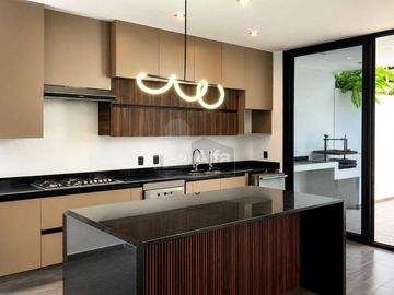 Casa con 4 recámaras, oficina, roof garden y cuarto de servicio, en privada en Cumbres del Lago