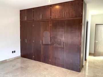 Casa con 4 recámaras, oficina, roof garden y cuarto de servicio, en privada en Cumbres del Lago