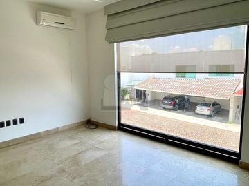 Casa con 4 recámaras, oficina, roof garden y cuarto de servicio, en privada en Cumbres del Lago