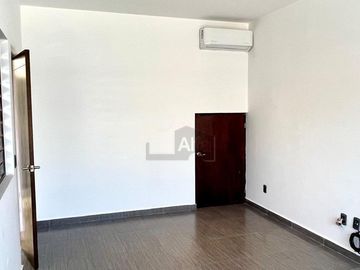 Casa con 4 recámaras, oficina, roof garden y cuarto de servicio, en privada en Cumbres del Lago
