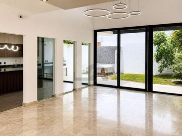 Casa con 4 recámaras, oficina, roof garden y cuarto de servicio, en privada en Cumbres del Lago