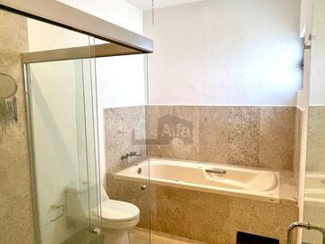 Casa con 4 recámaras, oficina, roof garden y cuarto de servicio, en privada en Cumbres del Lago