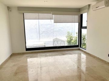 Casa con 4 recámaras, oficina, roof garden y cuarto de servicio, en privada en Cumbres del Lago