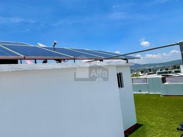 Casa con 4 recámaras, oficina, roof garden y cuarto de servicio, en privada en Cumbres del Lago