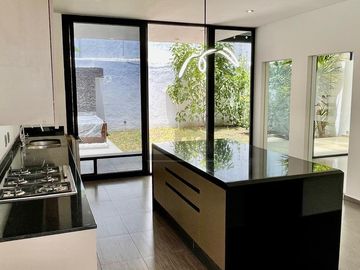 Casa con 4 recámaras, oficina, roof garden y cuarto de servicio, en privada en Cumbres del Lago
