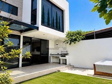 Casa con 4 recámaras, oficina, roof garden y cuarto de servicio, en privada en Cumbres del Lago