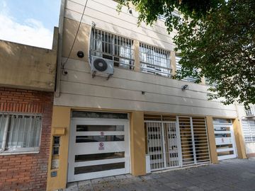 Venta Triplex 3 amb,patio, 2 cocheras,P. Chacabuco
