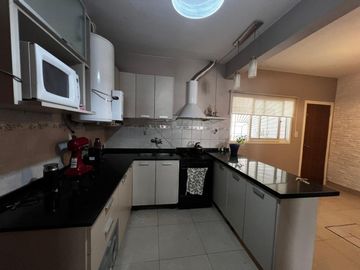 Casa mas departamento en barrio Ayacucho, Cordoba