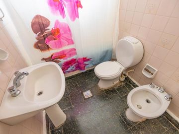 CASA CON AMPLIO LOTE VENTA, BURZACO. ZONA COLEGIOS
