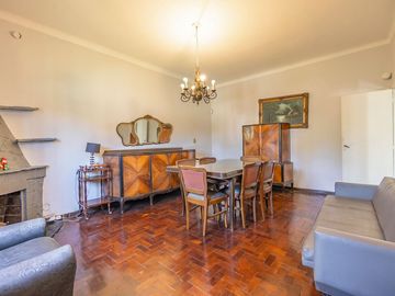 CASA CON AMPLIO LOTE VENTA, BURZACO. ZONA COLEGIOS