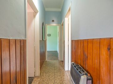 CASA CON AMPLIO LOTE VENTA, BURZACO. ZONA COLEGIOS