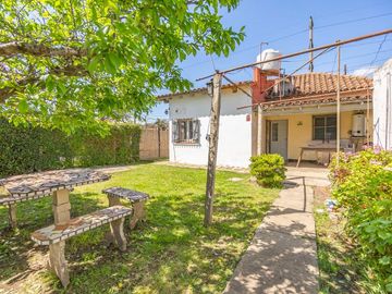 CASA CON AMPLIO LOTE VENTA, BURZACO. ZONA COLEGIOS