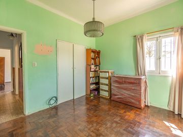 CASA CON AMPLIO LOTE VENTA, BURZACO. ZONA COLEGIOS