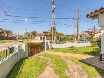 CASA CON AMPLIO LOTE VENTA, BURZACO. ZONA COLEGIOS