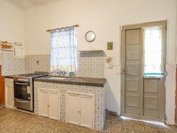 CASA CON AMPLIO LOTE VENTA, BURZACO. ZONA COLEGIOS