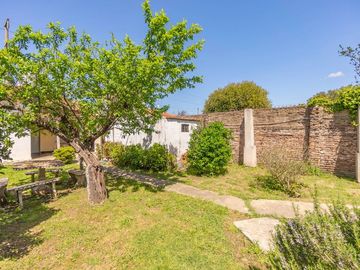 CASA CON AMPLIO LOTE VENTA, BURZACO. ZONA COLEGIOS