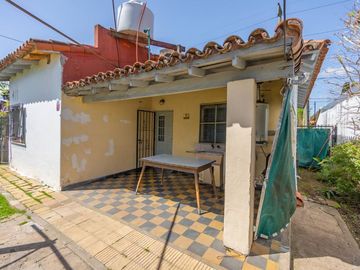 CASA CON AMPLIO LOTE VENTA, BURZACO. ZONA COLEGIOS