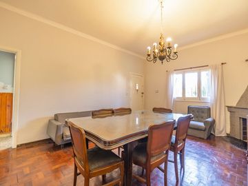 CASA CON AMPLIO LOTE VENTA, BURZACO. ZONA COLEGIOS