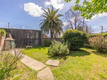 CASA CON AMPLIO LOTE VENTA, BURZACO. ZONA COLEGIOS
