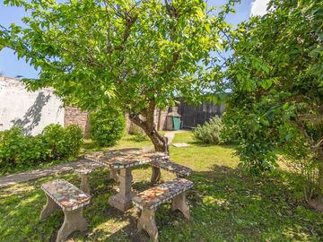 CASA CON AMPLIO LOTE VENTA, BURZACO. ZONA COLEGIOS