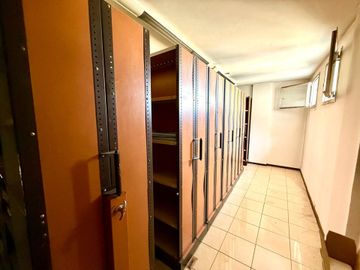 Venta Oficina 8 ambientes y sala de reuniones