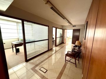 Venta Oficina 8 ambientes y sala de reuniones