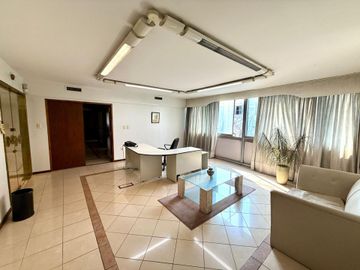 Venta Oficina 8 ambientes y sala de reuniones