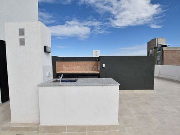 Venta monoambiente amoblado con balcón al frente.