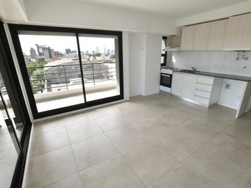 Venta monoambiente amoblado con balcón al frente.