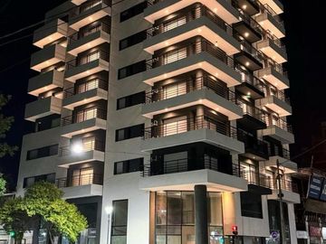 Venta monoambiente amoblado con balcón al frente.