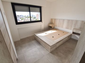 Venta monoambiente amoblado con balcón al frente.