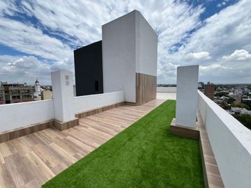 Venta monoambiente amoblado con balcón al frente.