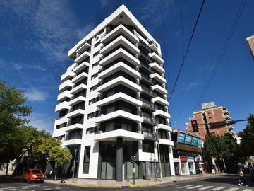 Venta monoambiente amoblado con balcón al frente.